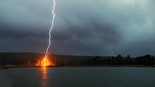 Mobil jako hromosvod? Mýtus, říká odborník a radí, jak se chovat při bouřce s blesky
